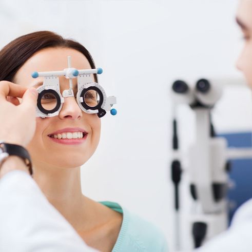 Clínica oftalmológica Dr. Yuste mujer sonriendo