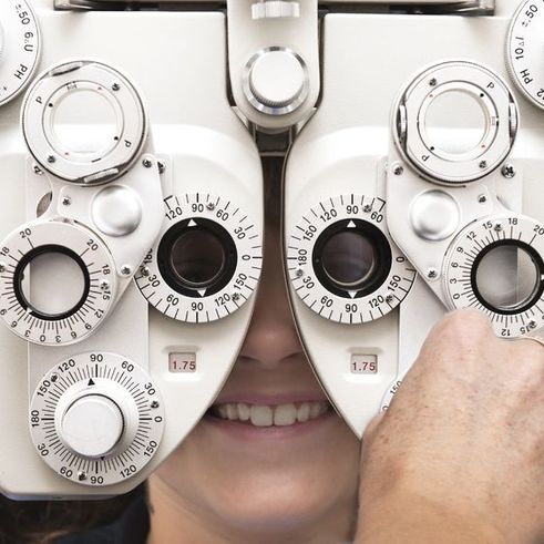 Clínica oftalmológica Dr. Yuste persona en revisión de ojos